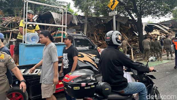 Petugas gabungan menertibkan bangunan liar di Jalan Ir Juanda, Kota Depok, Jabar. Sejumlah bangunan yang melanggar aturan, ditindak oleh petugas. (dok detikcom)