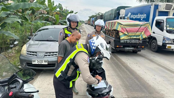 Polisi menindak pengendara nakal di Riau saat adanya kemacetan