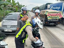 Macet Panjang di Jalintim Pelalawan, Polisi Tindak Kendaraan Nakal