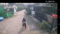 Nyamar Jadi Wanita Berjilbab, Pria di Tangerang Curi Mobil Tetangga