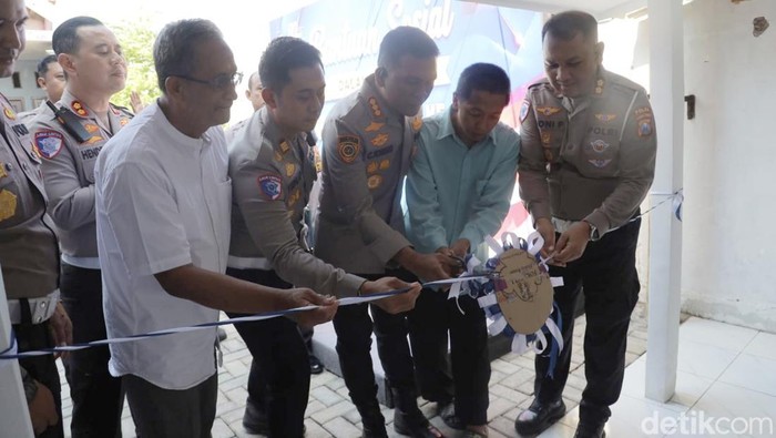 Kapolresta Sidoarjo Kombes Pol Christian Tobing saat bedah rumah warga