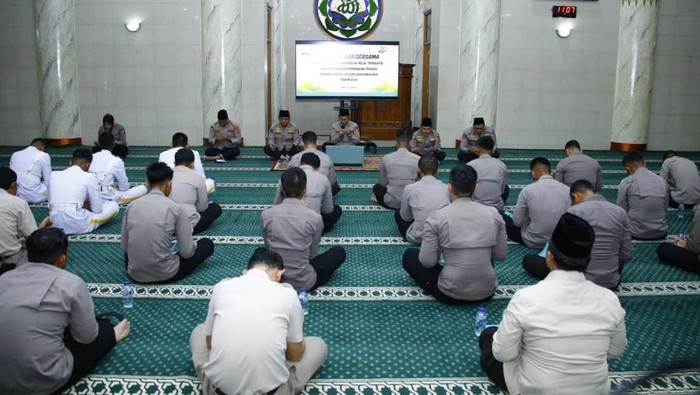Polri menggelar dzikir dan doa bersama di Masjid Al-Ikhlas Mabes Polri, Jakarta Selatan, jelang Hari Bhayangkara ke-80.