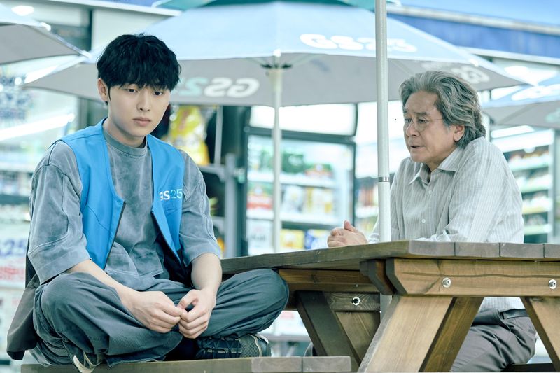 Potongan gambar drama Korea Netflix Notes from the Last Row. Potongan gambar drama Korea Netflix Notes from the Last Row. Drama thriller psikologis yang dibintangi Choi Min Sik dan Choi Hyun Wook.