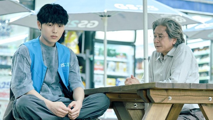 Potongan gambar drama Korea Netflix Notes from the Last Row. Drama thriller psikologis yang dibintangi Choi Min Sik dan Choi Hyun Wook.