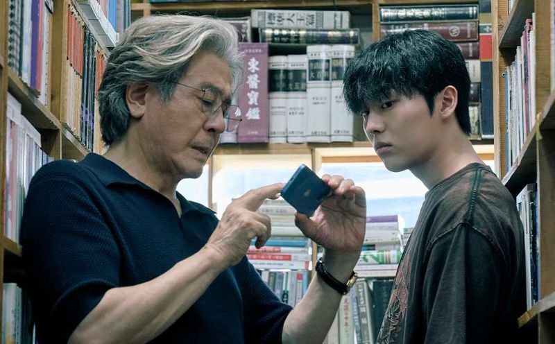 Potongan gambar drama Korea Netflix Notes from the Last Row. Potongan gambar drama Korea Netflix Notes from the Last Row. Drama thriller psikologis yang dibintangi Choi Min Sik dan Choi Hyun Wook.
