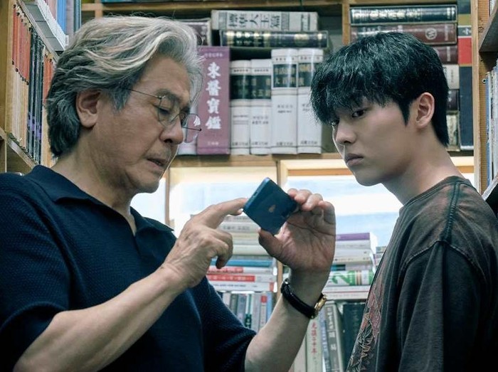 Potongan gambar drama Korea Netflix Notes from the Last Row. Drama thriller psikologis yang dibintangi Choi Min Sik dan Choi Hyun Wook.