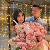 Setelah go public, pesepak bola Pratama Arhan makin sering pamer kemesraan dengan kekasih barunya, Inka Andestha. Arhan kerap memamerkan momen kebersamaannya dengan kekasih melalui foto dan video yang diunggah ke media sosial. Foto: TikTok/@pratamaa_arhann