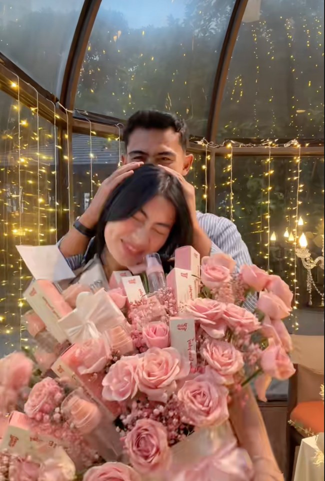 Kemesraannya dengan Inka pertama kali diunggah ke TikTok pribadinya 12 Juni 2026. Arhan membagikannya melalui sebuah video singkat yang memperlihatkan keduanya berpose mesra bersama. Foto: TikTok/@pratamaa_arhann