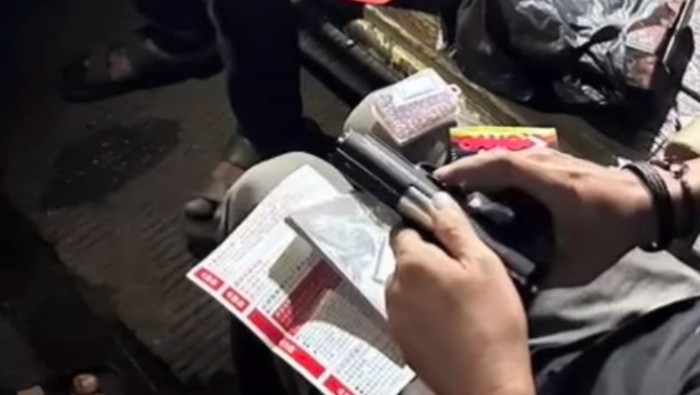 Pria berinisial MF alias B ditangkap dengan barang bukti puluhan pucuk airgun ilegal. Polisi menangkap pelaku setelah menyamar sebagai pembeli (undercover buy). (dok Polres Pelabuhan Priok)