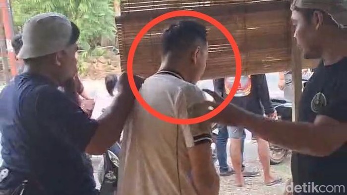 Pria di Mamuju ditangkap polisi usai curi emas tetangga demi bermain judol dan bayar utang bank.