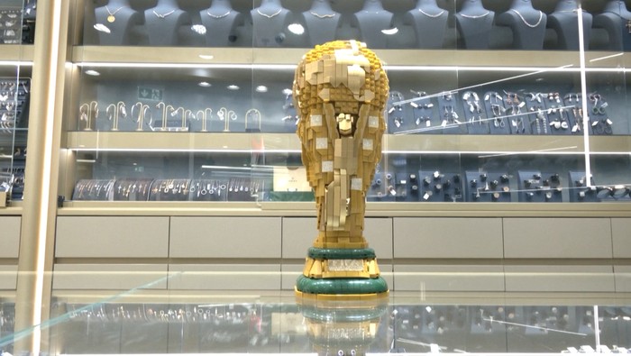 Replika Trofi Piala Dunia Ini Bertabur Berlian-Berharga Miliaran
