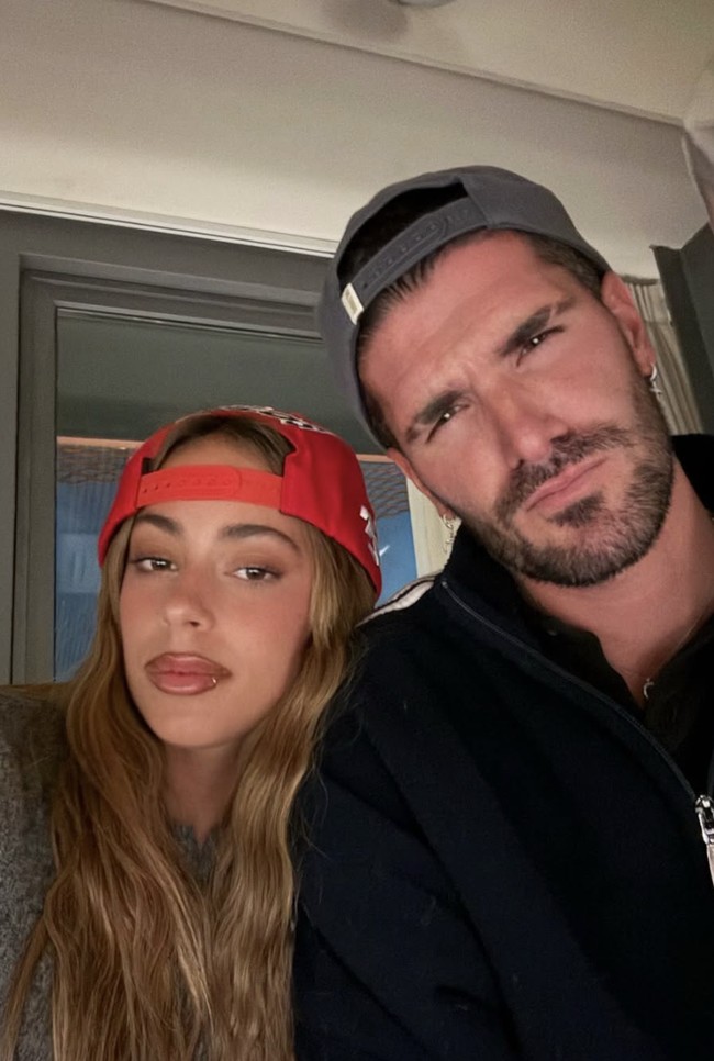Nama penyanyi sekaligus aktris Argentina Tini Stoessel kembali menjadi sorotan setelah hubungannya dengan pesepak bola Rodrigo De Paul dikabarkan semakin serius. Di balik kisah cinta mereka, Tini sempat menjadi sasaran kritik publik dan bahkan dicap sebagai pelakor karena mulai berpacaran dengan De Paul tak lama setelah sang pemain berpisah dari pasangan lamanya. Foto: dok. Instagram @rodridepaul