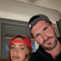 Nama penyanyi sekaligus aktris Argentina Tini Stoessel kembali menjadi sorotan setelah hubungannya dengan pesepak bola Rodrigo De Paul dikabarkan semakin serius. Di balik kisah cinta mereka, Tini sempat menjadi sasaran kritik publik dan bahkan dicap sebagai pelakor karena mulai berpacaran dengan De Paul tak lama setelah sang pemain berpisah dari pasangan lamanya. Foto: dok. Instagram @rodridepaul