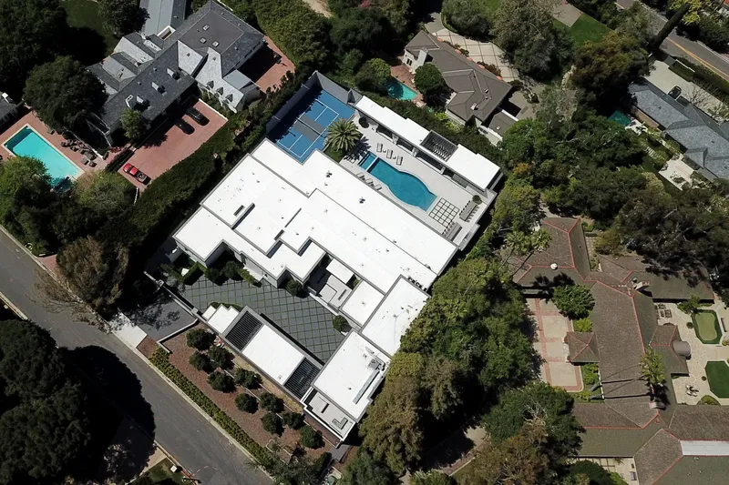 Rumah Kylie Jenner di Holmby Hills yang dijual.