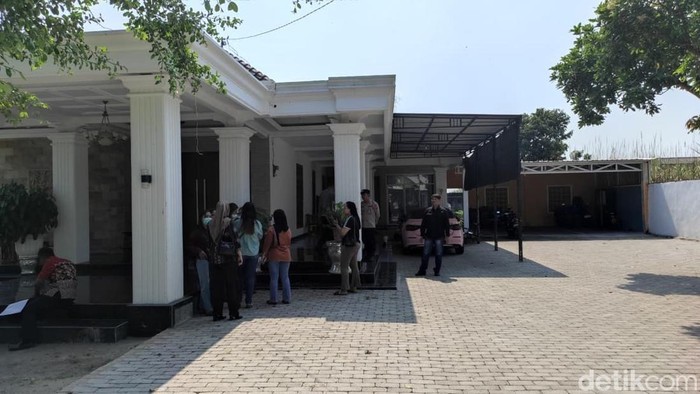 Rumah pengelola arisan online di Kediri digeruduk