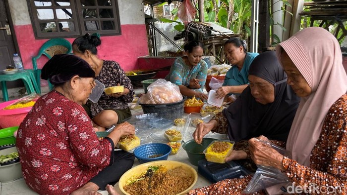Sareh (kanan), bersama warga Desa Plumbon lainnya terlihat sibuk menyiapkan Bubur Sura.