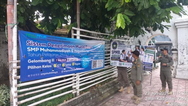 Satpol PP Kota Jogja saat melakukan penertiban reklame ilegal di Kota Jogja. Satpol PP Kota Jogja saat melakukan penertiban reklame ilegal di Kota Jogja.