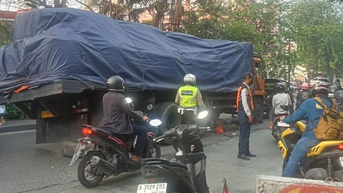 Satu unit truk mengalami patah as roda di Jalan Cengkareng, Jakarta Barat (Jakbar). Lalu lintas (lalin) macet. (Dok TMC Polda Metro).