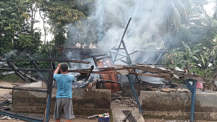Seorang pria inisial SP (35) warga Kampung Cisaat, Desa Taman Jaya, Kecamatan Sumur, Kabupaten Pandeglang, membakar rumahnya sendiri. (dok. ist)