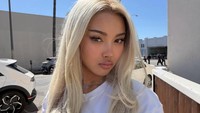 Shakira Jasmine membuka unggahan foto berambut blonde dengan selfie. Tatapan matanya begitu intens. (Foto: dok Instagram shakirajsmn)