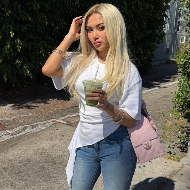 Kilau Shakira Jasmine Berambut Blonde