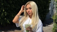 Shakira Jasmine mengombinasikan warna rambut yang menyala ini dengan gaya streetwear yang kasual namun tetap chic. Berpose di jalanan Los Angeles, Amerika Serikat, ia membiarkan rambut blonde-nya terurai natural di bawah sinar matahari. (Foto: dok Instagram shakirajsmn)