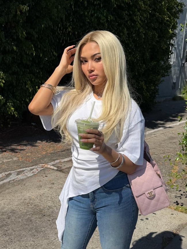 Kilau Shakira Jasmine Berambut Blonde