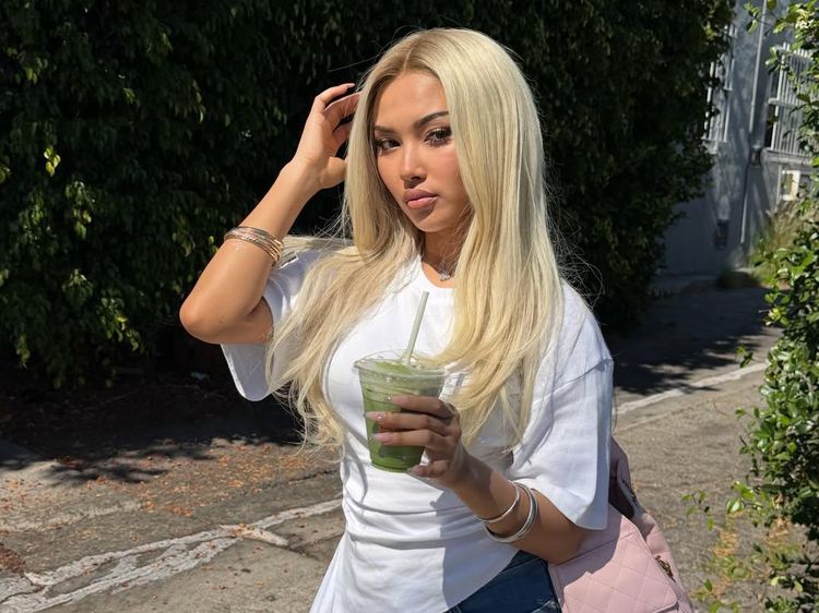 Kilau Shakira Jasmine Berambut Blonde