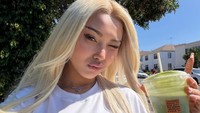Kali ini Shakira Jasmine berpose sambil memegang minuman matcha dan memberikan kerlingan mata, serta senyum tipis yang flirty juga menggemaskan. Oke sekarang dia berambut pirang. Bukan Barbie aku ya, bratz, tulisnya dilihat di Instagram, Kamis (25/6/2026). (Foto: dok Instagram shakirajsmn)
