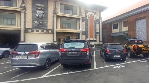 Situasi Mapolresta Denpasar saat KPK melakukan pemeriksaan pendalaman kasus pemerasan izin tinggal WNA, Kamis (25/6/2026). (Wibhi Leksono/detikBali)