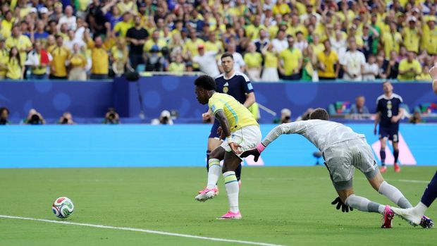 Skotlandia vs Brasil Soccer Football - FIFA World Cup 2026 - Group C - Scotland v Brazil - Miami Stadium, Miami Gardens, Florida, U.S. - June 24, 2026 Brazil's Vinicius Junior scores their first goal REUTERS/Paul Childs
