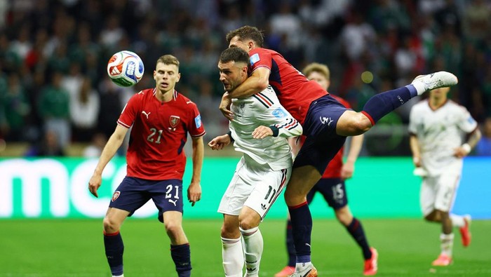 Soccer Football - FIFA World Cup 2026 - Group A - Czech Republic v Mexico - Estadio Azteca, Mexico City, Mexico - June 24, 2026 Mexicos Santiago Gimenez in action with Czech Republics Robin Hranac REUTERS/Pedro Nunes