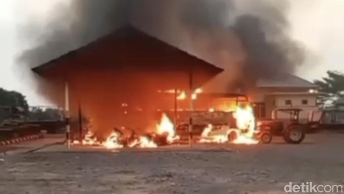 Suasana kericuhan terjadi dan pembakaran fasilitas milik salah satu perusahaan perkebunan sawit di OKI