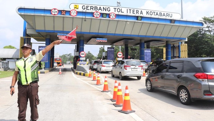 Suasana pintu gerbang Tol Kota Baru