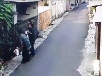 Viral Tiga Pengamen Bakar Pagar Rumah Warga Bekasi Terekam CCTV