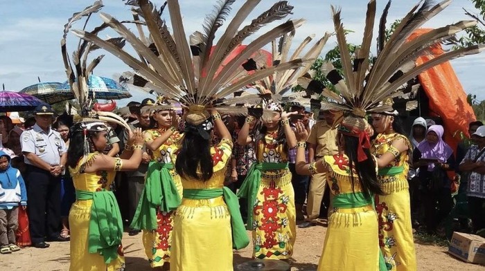 Tarian Riam Panjang