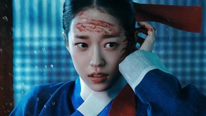 Roh Yoon Seo memerankan Saeng Gang yang tinggal di istana dan bisa mendengar suara-suara dari alam lain. Bersama dengan Gu Cheon, mereka mengungkap rahasia yang ada di dalam istana. (Foto: dok. Netflix)