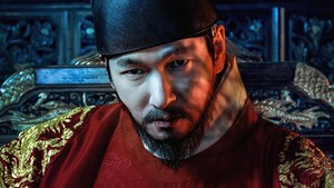Cho Seung Woo memerankan Sang Raja. Dia berusaha memecahkan misteri, tapi penampilannya dalam poster juga misterius. Apakah ada kaitan antara kejadian-kejadian di istana dengan sosoknya? The East Palace tayang di Netflix mulai 17 Juli 2026. (Foto: dok. Netflix)
