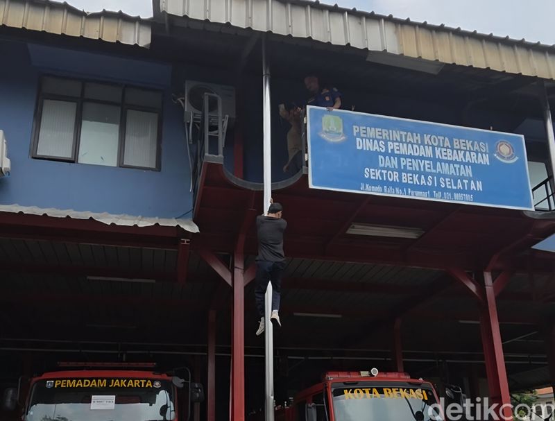 Tiang luncur darurat di Kantor Damkar Bekasi Selatan, Kota Bekasi viral di medsos usai sejumlah warga menjajalnya. Begini sensasinya saat meluncur. (Taufiq S/detikcom)