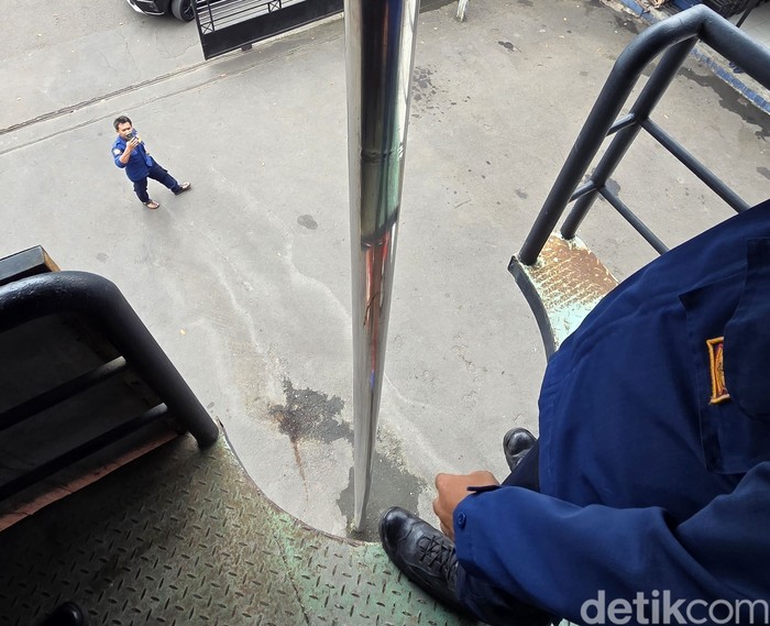 Tiang luncur darurat di Kantor Damkar Bekasi Selatan, Kota Bekasi viral di medsos usai sejumlah warga menjajalnya. Begini sensasinya saat meluncur. (Taufiq S/detikcom)