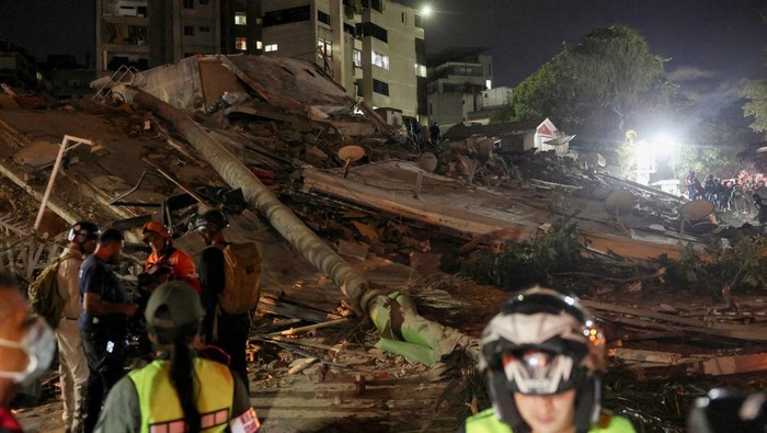 Tim penyelamat bertugas di lokasi gedung ambruk akibat gempa dahsyat yang mengguncang Venezuela (REUTERS/Leonardo Fernandez Viloria) 