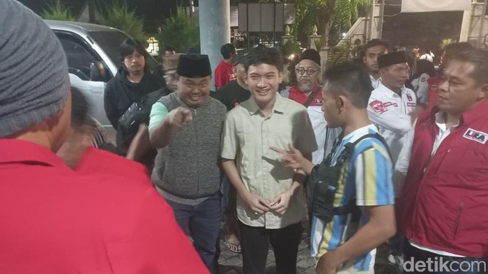 Tiyo Ardianto, Ketua BEM UGM 2025 mengikuti diskusi publik di Probolinggo. Diskusi ini dibayangi kabar pembubaran.