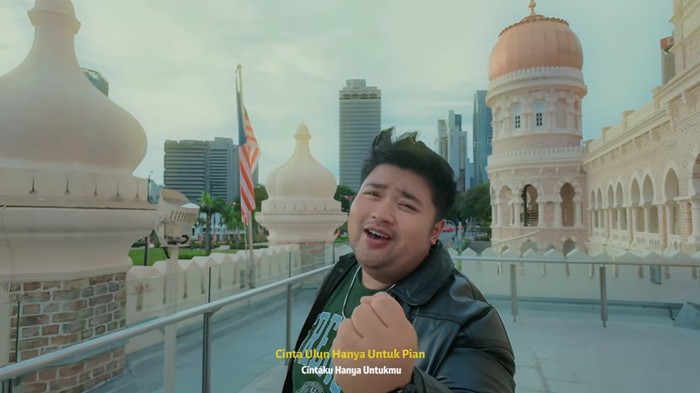 Video klip Ayang Rindu - Tommy Kaganangan.