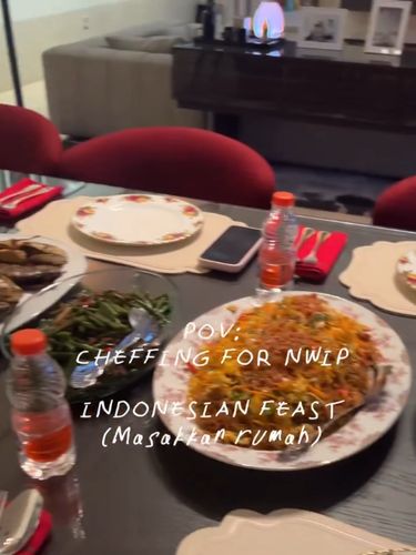 Viral aksi chef pribadi keluarga Nikita Willy bagikan momen masak rumah mewah. Viral aksi chef pribadi keluarga Nikita Willy bagikan momen masak rumah mewah.