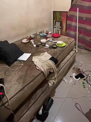 Viral wanita ungkap kamar kumuh penuh sampah yang dihuni teman suaminya. Tak hanya jorok, pria itu juga kabur dan nekat menjual motor pemilik rumah.