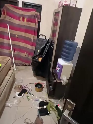 Viral wanita ungkap kamar kumuh penuh sampah yang dihuni teman suaminya. Tak hanya jorok, pria itu juga kabur dan nekat menjual motor pemilik rumah. Viral wanita ungkap kamar kumuh penuh sampah yang dihuni teman suaminya. Tak hanya jorok, pria itu juga kabur dan nekat menjual motor pemilik rumah.