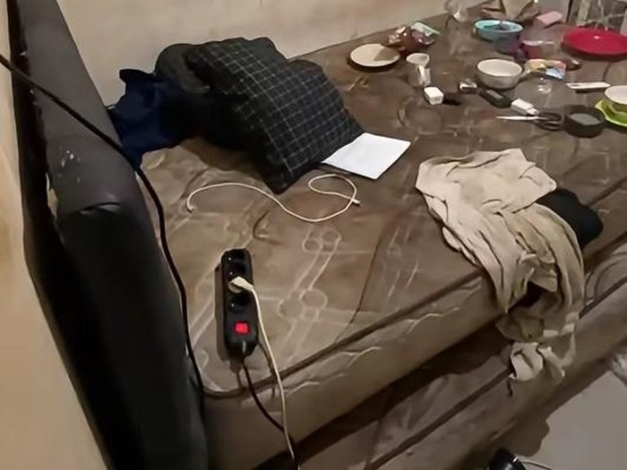 Viral wanita ungkap kamar kumuh penuh sampah yang dihuni teman suaminya. Tak hanya jorok, pria itu juga kabur dan nekat menjual motor pemilik rumah.
