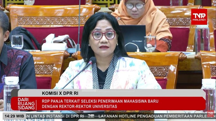 Wakil Rektor UGM Wening Udasmoro dalam rapat dengar pendapat panja seleksi penerimaan mahasiswa baru bersama Komisi X DPR RI pada Rabu (24/6/2026).