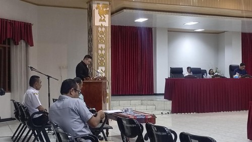 Wali Kota Kupang, Christian Widodo, menanggapi pandangan fraksi-fraksi dalam rapat paripurna DPRD Kota Kupang, Rabu (24/6/2026) malam. (Simon Selly/detikBali)