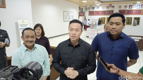 Wali Kota Kupang, Christian Widodo, saat memberikan keterangan kepada awak media, usai sidang paripurna ke-13 di Gedung DPRD Kota Kupang, Rabu (24/6/2026))